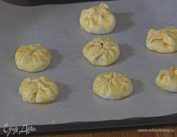 Уложить пирожки на противень, выстеленный бумагой для выпечки, и выпекать в разогретой духовке 10–12 минут.