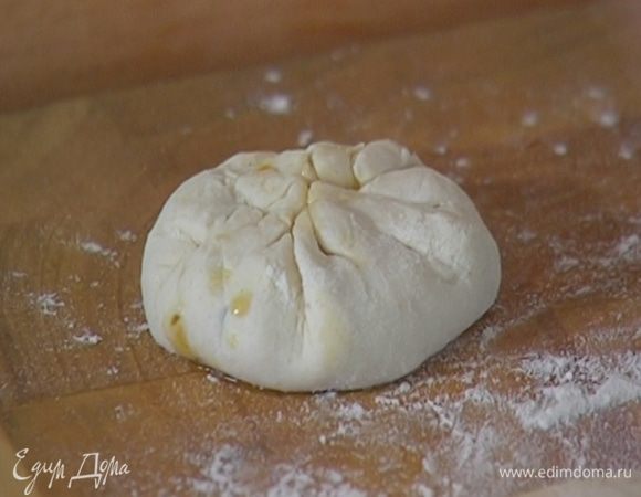 В центр каждого выложить 1–2 ч. ложки начинки и соединить края, чтобы получился пирожок-мешочек.