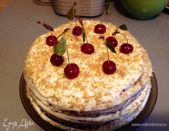 Взбиваем яйца с сахаром до кремообразной массы.
Добавляем растопленное сливочное масло и продолжаем взбивать.