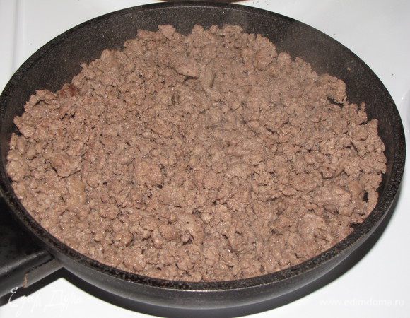 Фарш обжарить с двумя столовыми ложками оливкового масла на сильном огне, 5 минут. Вынуть его при помощи шумовки, сковороду не мыть.