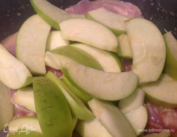  Яблоки разрежьте пополам, удалите сердцевину, нарежьте дольками.
