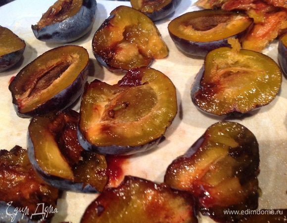 В это время приготовьте соус: сливы разрежьте пополам, удалите косточки.