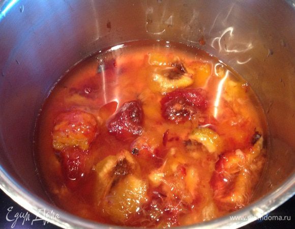 Положите в сотейник, влейте 0,5 стакана воды, накройте крышкой и доведите до кипения. Варите 5-6 минут, до тех пор пока сливы не разварятся.