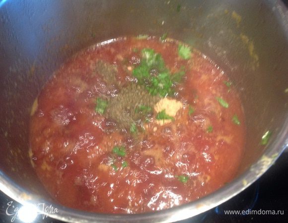 Снимите с огня и дайте немного остыть. Протрите массу через мелкое сито или пробейте блендером. Поставьте обратно на огонь, добавьте кориандр, имбирь, мяту, мелко рубленную кинзу. Доведите смесь до кипения и проварите 3-4 минуты.