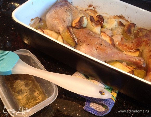 Смешайте соевый соус с медом, смажьте им утку за 10 минут до готовности.