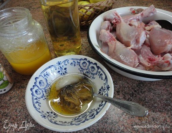 Горчицу смешать с медом. Добавить масло, соль, черный перец, все перемешать.