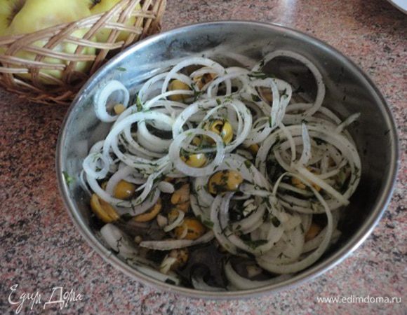 Чеснок очистить и порубить. Луковицу очистить и нарезать тонкими кольцами. Лук и чеснок смешать с рубленой зеленью ( у меня была смесь 1 ложки кинзы и 1 ложки укропа), добавить половинки маслин, приправить солью, перцем и добавить сок и уксус яблочный.