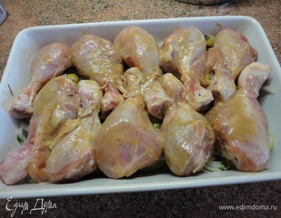 Духовку разогреть до 200 градусов. Куриные голени выложить на лук с яблоками и запекать в духовке 40 минут. Через 20 минут голени перевернуть и продолжать запекать.