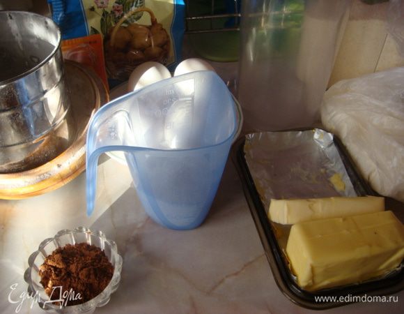 Продукты необходимые.
Замесим тесто: 2 желтка+поочередно др. продукты+муку добавляем порционно,мне понадобилось чуть меньше полтора стакана,разделить на 2 ч.,в одну +какао и хорошо вымесить руками.