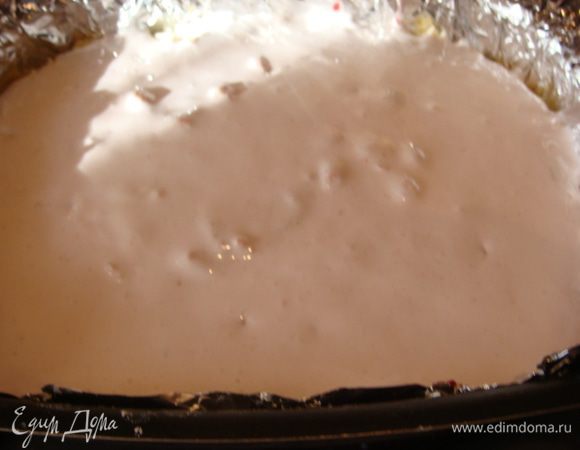 Начинка:все сложить в чашу и перемешать блендером до однородной консистенции.
Выложить на шоколадное тесто.
Безе:кисель пол пачки( у меня малиновый),т.е. 100 гр.перемолоть в блендере почти что до сахарной пудры .
Белки + соль и блендером до пены+кисель и еще раз взбить до пиков.