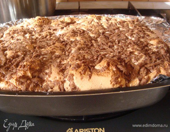 Безе на творожную массу и сверху натереть оставшееся шоколадное тесто.
Внимание:натереть шоколадное тесто можно и на творожную массу ,а сверху безе.
Это я так в этот раз сделала для своего сынули,у него особый день был,а он ой,как любит все шоколадное.
Ставим в разогретую духовку 180 гр. на 40-45 мин.