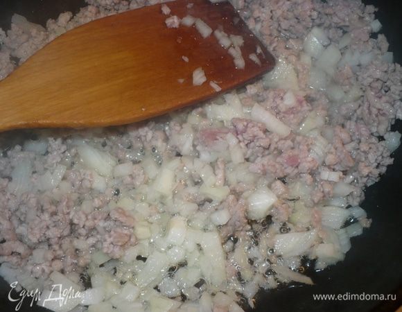 Пережарить лук с фаршем, посолить, специи по желанию. Фарш можно брать любой.