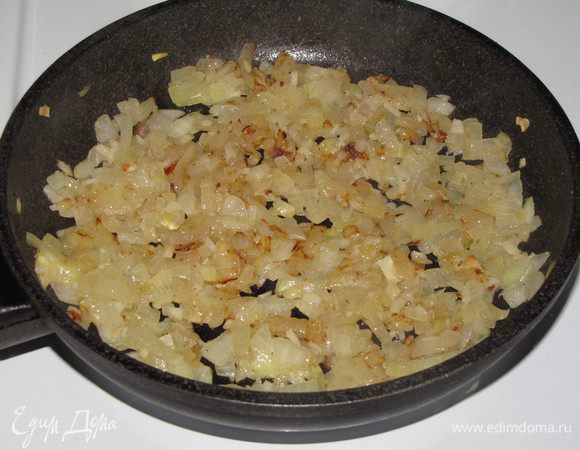 Большую луковицу мелко нарезать и обжарить, добавив 2 ст. л. оливкового масла, 7 минут. Всыпать сахар и жарить еще 2 минуты. Чеснок порубить, добавить к луку, готовить еще 1 минуту.