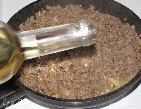 Вернуть фарш, влить вино и жарить до полной готовности фарша. Снять с огня охладить до комнатной температуры.