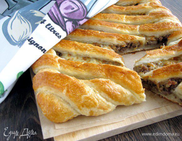 Горячий пирог разрезать на кусочки, наливать чай и наслаждаться!Приятного аппетита!