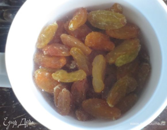 Изюм залить тёплой водой, добавить ром и оставить на 30 минут. Затем откинуть на дуршлаг, слегка отжать руками и выложить на бумажное полотенце.