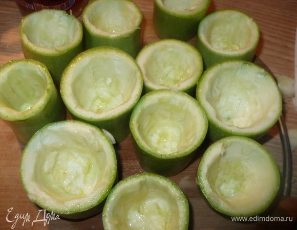 Вырезать серединку из кабачков.