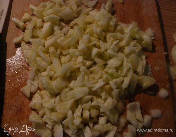 Серединку порубить помельче и обжарить. 