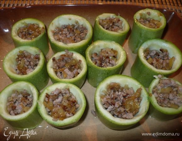 Заполнить кабачки начинкой.