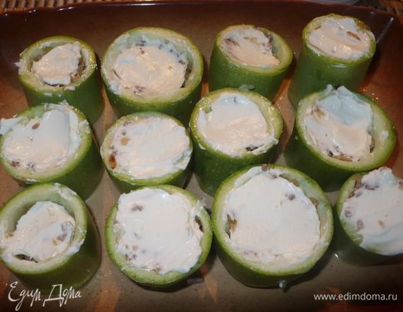 Сверху по ложечки творожного сыра.