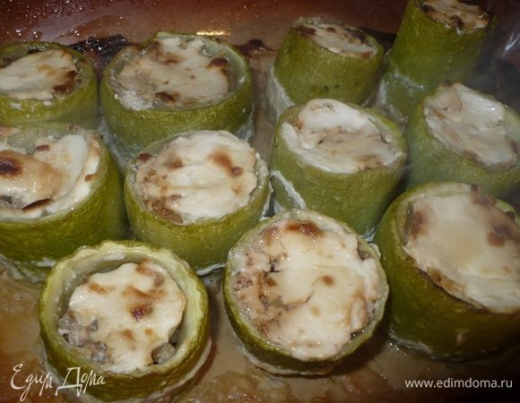 Можно полить 10% сливками чуть-чуть, накрыть фольгой и запекать примерно 30 мин, при 200 гр. потом снять фольгу и дать подрумяниться. Уже готовые посыпать петрушкой.