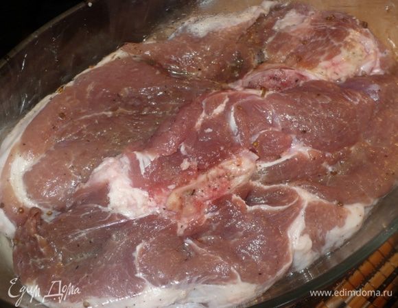 Мясо замариновать в специях, соли, горчице и оливковом масле. Можно оставить на ночь мариноваться, или хотя бы на пару часов.