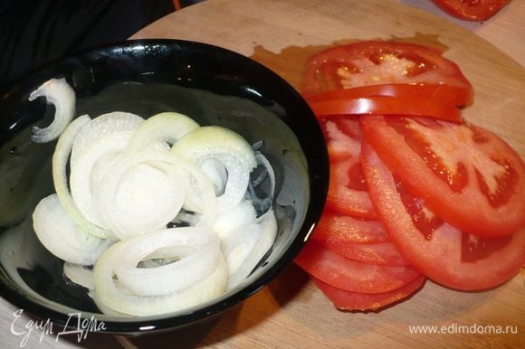 Порезать помидоры и лук кольцами.