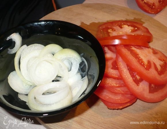 Порезать помидоры и лук кольцами.