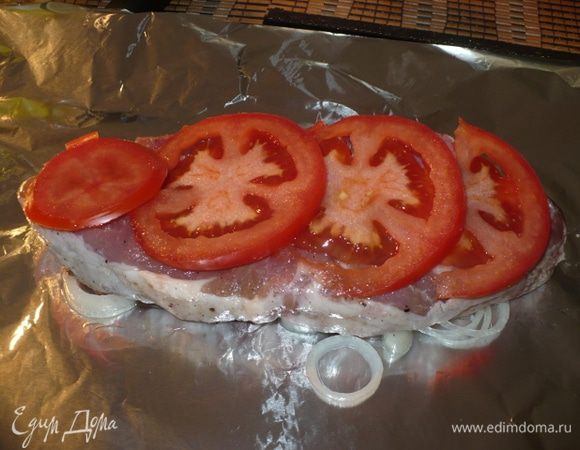 Сверху мясо и помидоры.