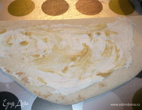 Лепешки круглые, разрезать пополам, намазать творожным сыром и горчицей. Можно использовать обычный лаваш.