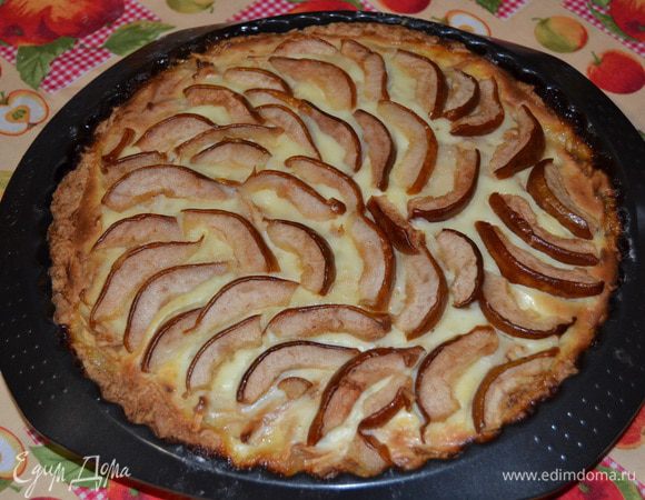 Затем груши выкладываю в форму на заливку, а сверху на груши выливаю сироп.