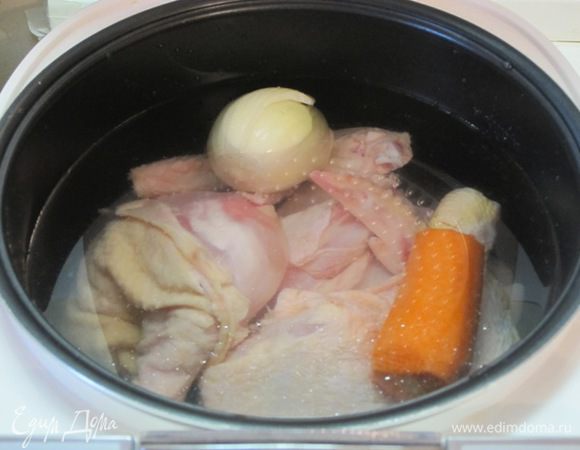 Влить 1,2 литра воды, добавить соль, черный перец горошком. Установить программу "Бульон" на 1,5 часа. Периодически снимать пену.