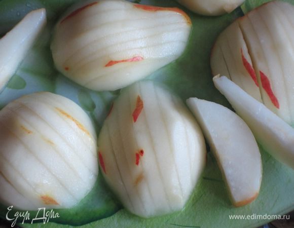 Грушу нарезать ломтиками и сбрызнуть соком лимона.