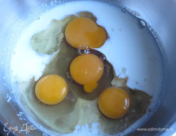  Яйца взбить с сахаром и молоком.