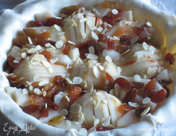 Выложить груши, 2/3 миндальных лепестков и изюм.