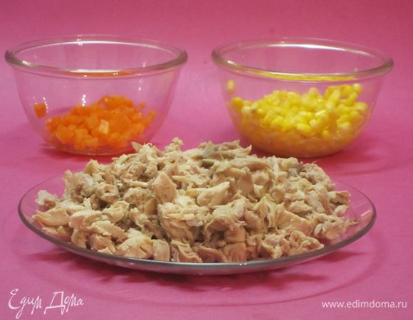 После сигнала вынуть курицу и овощи из чаши мультиварки. Мясо курицы отделить от костей, шкурки удалить. Мясо мелко нарезать. Морковь вынуть из бульона и нарезать кубиками.