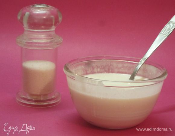 Бульон процедить. Отлить 1 стакан бульона, остудить. Всыпать желатин, оставить на 40 минут. Затем распустить желатин на водяной бане или в микроволновке. Слегка остудить. В сметану влить 4 столовые ложки распущенного желатина, перемешать, посолить.