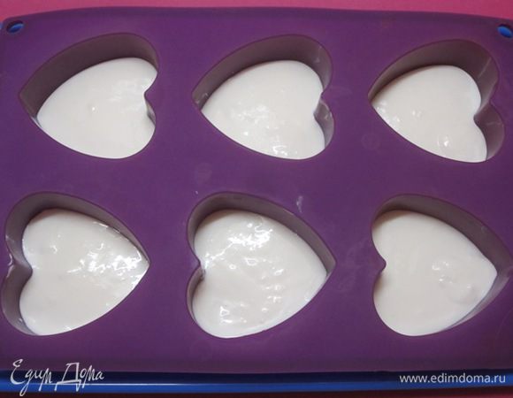 В формочки налить немного сметаны с желатином. Убрать в холодильник до застывания.