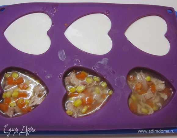 Когда заливное застынет, достать формочки из холодильника. Залить сметанной заливкой. Если сметанная заливка застыла, а она застыла, разогреть на водяной бане, помешивая. Залить верхний слой заливного.