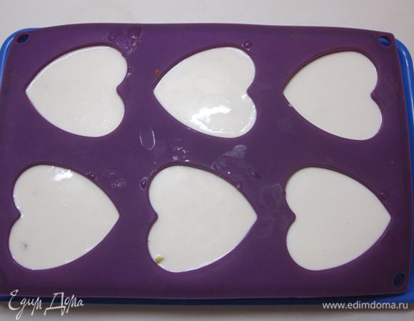 Убрать в холодильник до полного застывания.