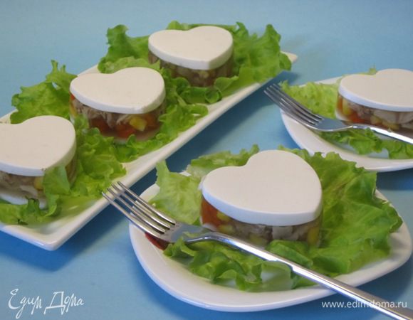 Выложить на блюдо на листья зеленого салата. Подавать с горчицей, хреном или с соусом из смеси хрена и майонеза.