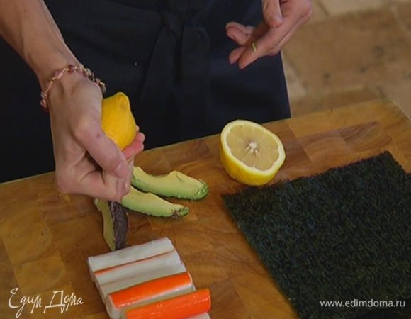 Авокадо, удалив косточку, почистить, нарезать дольками и сбрызнуть лимонным соком (2 ч. ложки сока оставить).
