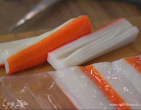 Крабовые палочки разрезать вдоль пополам.