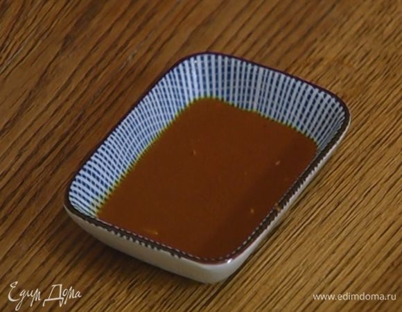 Приготовить заправку: соединить васаби и соевый соус, влить 1 ч. ложку лимонного сока и перемешать.