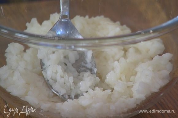 В рис влить рисовый уксус, 1 ч. ложку лимонного сока, добавить сахарную пудру и все перемешать.