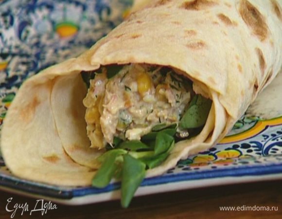 Свернуть лаваш в рулет.