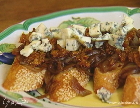 На каждый тост положить немного карамелизированного лука, по 1 ч. ложке пюре из инжира, а сверху кусочки сыра. 