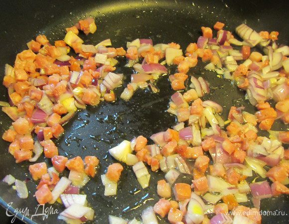Добавляем мелко порубленный лук и обжариваем до мягкости.

