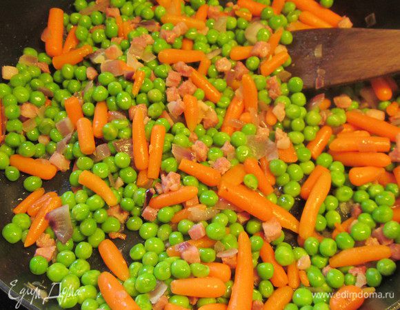 Высыпаем зеленый горошек, накрываем крышкой и томим до готовности на среднем огне (если вдруг он замороженный и выделяется слишком, много воды, то крышку можно снять и жидкость выпарить). У меня это занимает 4-5 минут. Солим, перчим, добавляем лимонный сок и петрушку. 

