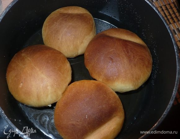 Проткнуть несколько раз дно зубочисткой и окунуть в сироп мин на 5, потом перевернуть, чтоб сироп дальше пропитывал бабу.